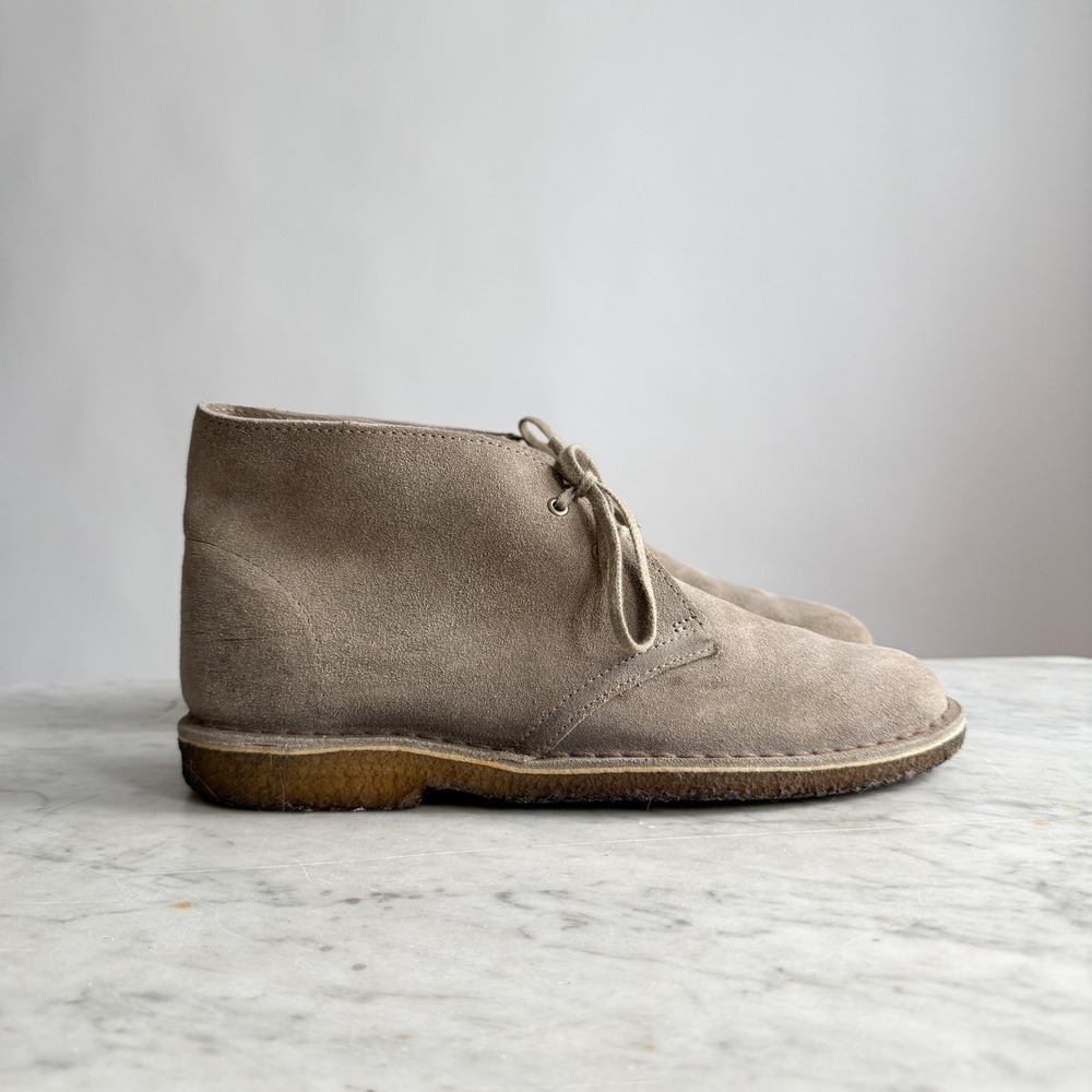 Clarks Originals women's Chukka Taupe Suede‎ Boots Size 10M.